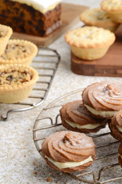 Nahaufnahme Lebkuchencreme Gefüllt Wirbelplätzchen Mit Weihnachtsdesserts — Stockfoto