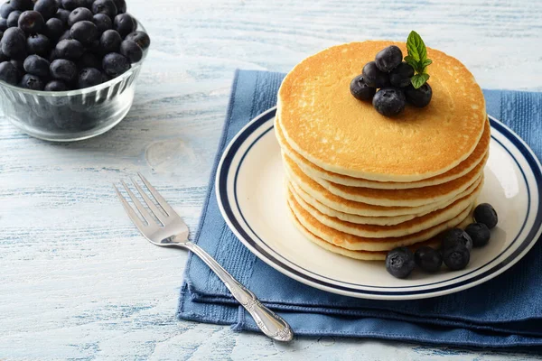 Blaubeer Pfannkuchen Auf Einem Teller Mit Gabel — Stockfoto