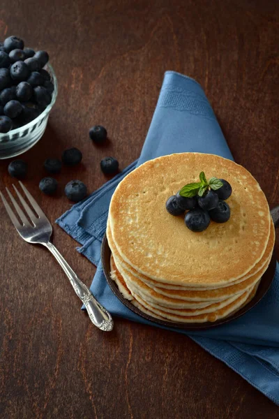 Tampilkan Puncak Pancake Blueberry Dalam Wajan Besi — Stok Foto