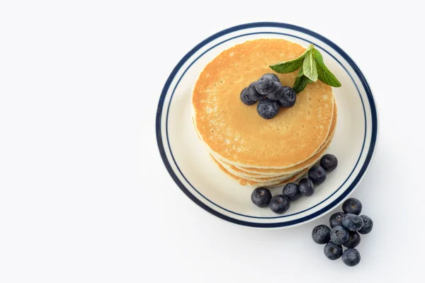 Tampilkan Pancake Dengan Blueberry Atas Putih — Stok Foto