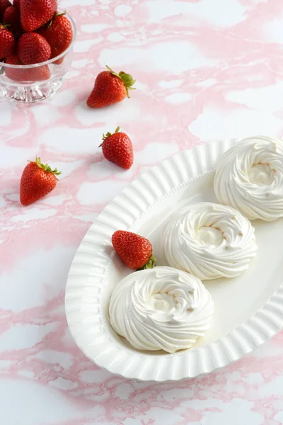 Ninhos Merengue Vazios Alto Ângulo Uma Bandeja Com Morangos — Fotografia de Stock