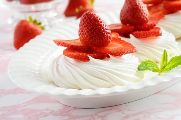 Nahaufnahme Erdbeer Baiser Dessert Auf Einem Teller — Stockfoto