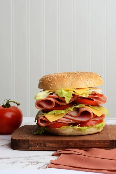 Sandwich Jambon Fromage Sur Planche Découper Bois — Photo