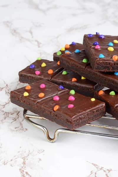 Closeup Brownies Σοκολάτα Κομμάτια Καραμέλα Στο Ράφι Ψύξης — Φωτογραφία Αρχείου