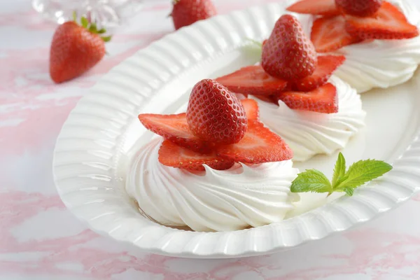 Sarang Strawberry Meringue Dengan Mint Atas Piring — Stok Foto