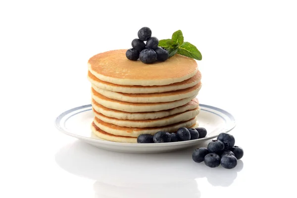 Tumpukan Pancake Blueberry Dengan Mint Atas Putih — Stok Foto