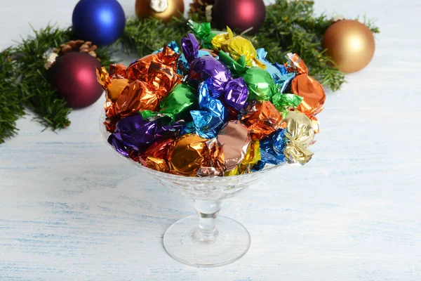 一碗有装饰品的圣诞糖果 — 图库照片