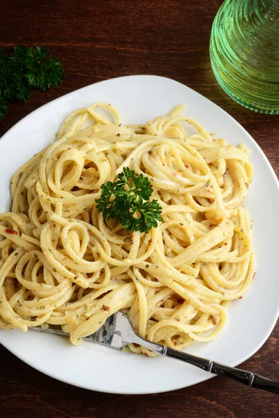 Espaguetis Alta Vista Angular Con Salsa Crema Blanca — Foto de Stock