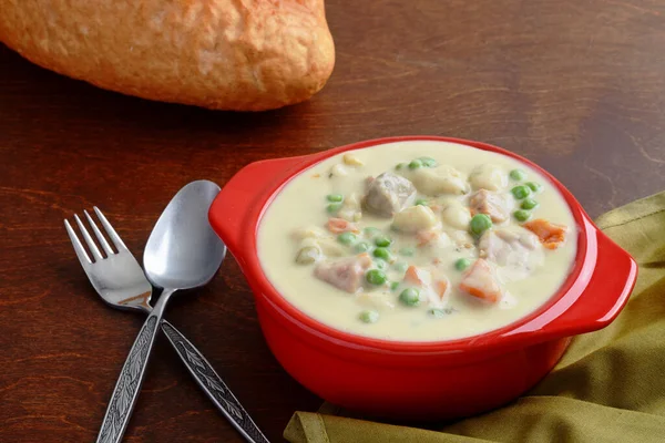 チキン野菜のクリームスープとパンのクローズアップ — ストック写真