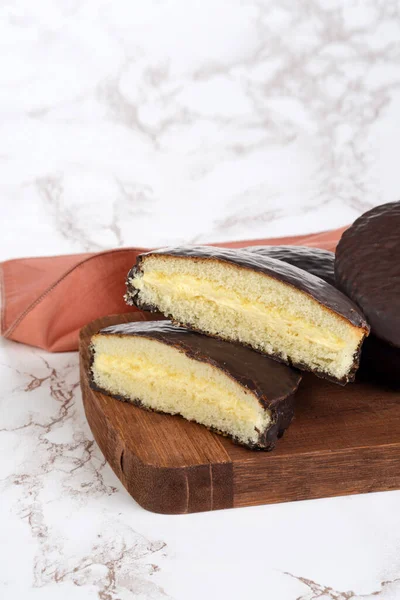 Closeup Της Κρέμας Γεμισμένο Κέικ Σοκολάτας Σφουγγάρι Μια Πετσέτα — Φωτογραφία Αρχείου