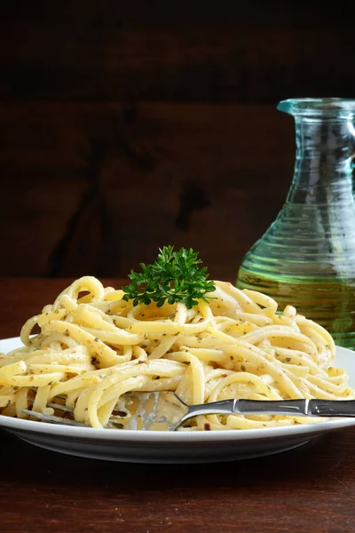 Närbild Spaghetti Med Vit Gräddsås Och Persilja — Stockfoto