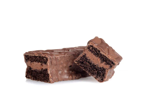 Scheiben Geschnittene Cremegefüllte Schokoladenkuchen Auf Weißem — Stockfoto