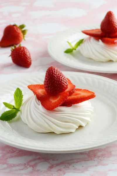 Primer Plano Fresas Frescas Merengue Nido Menta —  Fotos de Stock