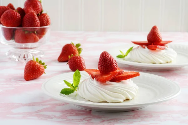 Erdbeer Baiser Nest Dessert Mit Minze — Stockfoto