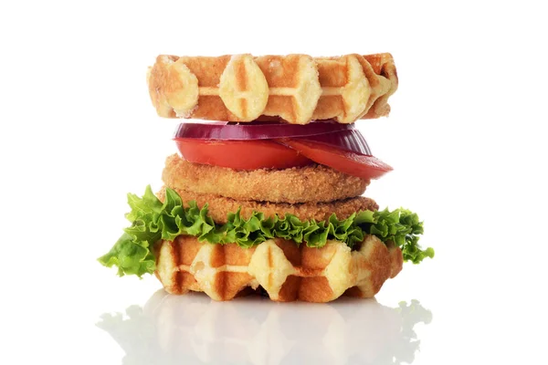 Kuřecí Burger Vaflový Sendvič Salátovým Rajčátkem Cibulí Bílém — Stock fotografie