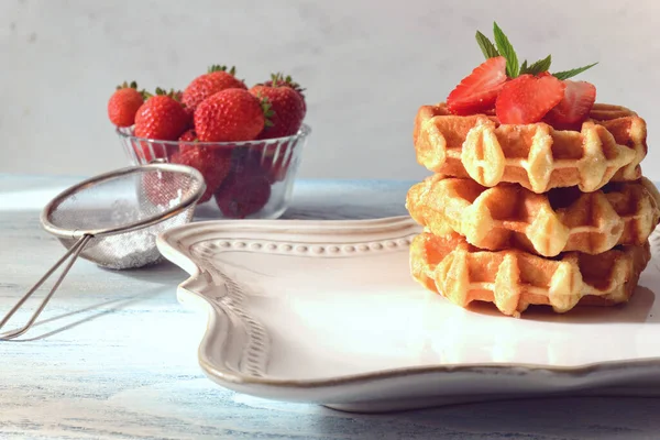 Pilha Waffles Belgas Com Morangos Folhas Hortelã — Fotografia de Stock