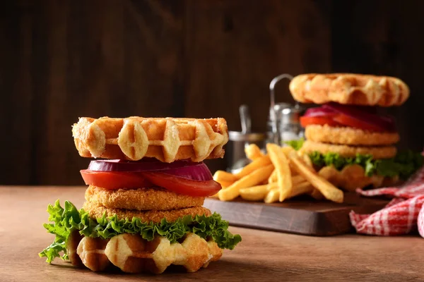 Broodje Kipwafel Met Tomaat Uien — Stockfoto