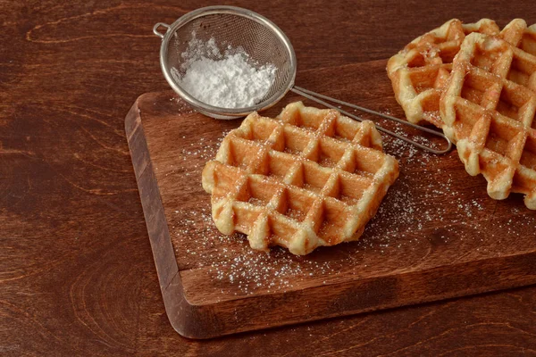 Waffles Belgas Quentes Frescos Com Açúcar Confeiteiro — Fotografia de Stock