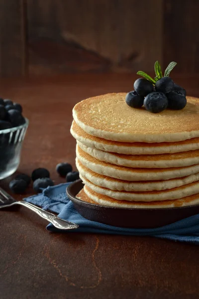 Menutup Sarapan Blueberry Pancake Dengan Garpu — Stok Foto