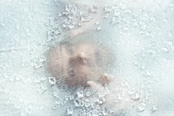Porträt Eines Mannes Der Unter Eis Gefangen Ist Stockbild