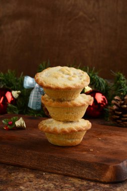 Noel kıymalı börekler tahtada