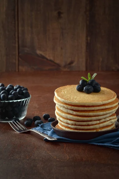 Sarapan Blueberry Pancake Dalam Wajan Besi — Stok Foto