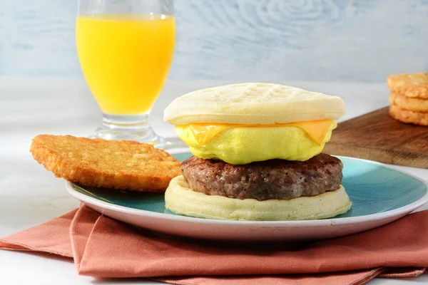 Kapalı Kahvaltı Sosisli Peynirli Waffle Sandviçi Mavi Tabakta — Stok fotoğraf
