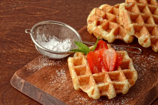 Waffles Belgas Quentes Com Morangos Placa Corte — Fotografia de Stock