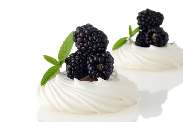 Ostružinový Meringue Pavlova Mátou — Stock fotografie