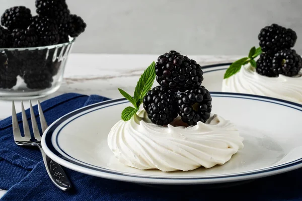 Björnbär Maräng Med Mynta Och Blå Servett — Stockfoto