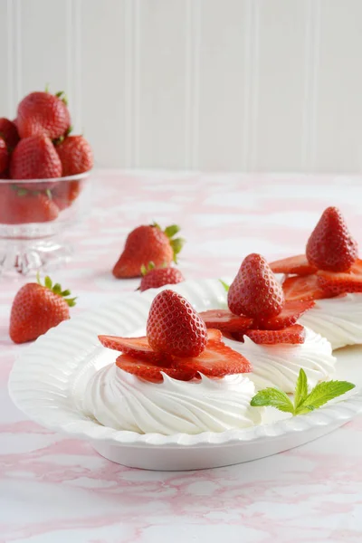 Frisches Dessert Aus Erdbeer Baiser Nestern — Stockfoto