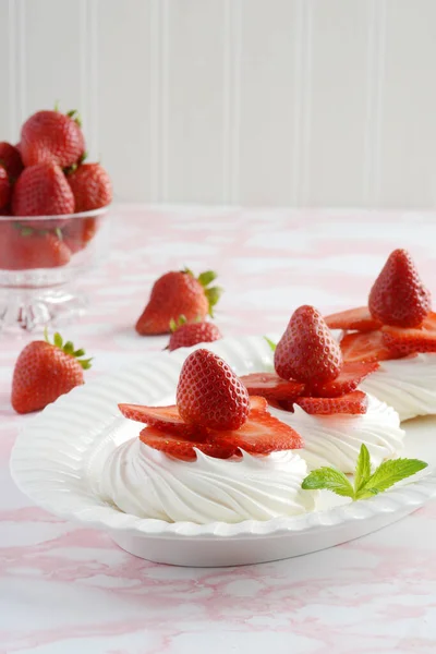 Vers Dessert Van Aardbeienmeringue Nesten — Stockfoto