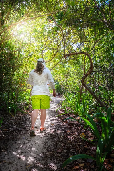 Frau Läuft Durch Einen Wald Auf Einer Kleinen Insel Der — Stockfoto