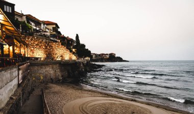 Sozopol, Bulgaristan Karadeniz kıyı şeridi üzerinde akşam aydınlatma binaların görünümü