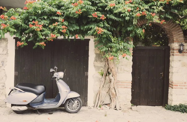 Scooter Perto Cerca Rua Residencial Cidade Nessebar — Fotografia de Stock