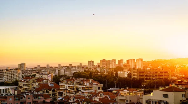 Vista Horizonte Edifícios Varna Bulgária Sobre Pôr Sol Fundo — Fotografia de Stock