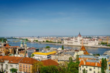 Budapeşte manzarası ve Macarca Parlamento Binası Tuna Nehri tarafından güzel görünümü