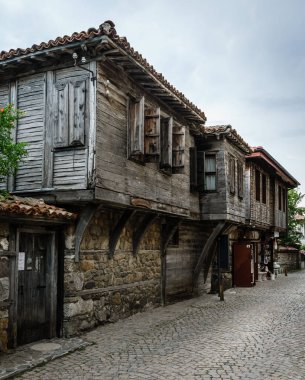 Eski geleneksel evler Arnavut kaldırımı sokak, Sozopol, Bulgaristan