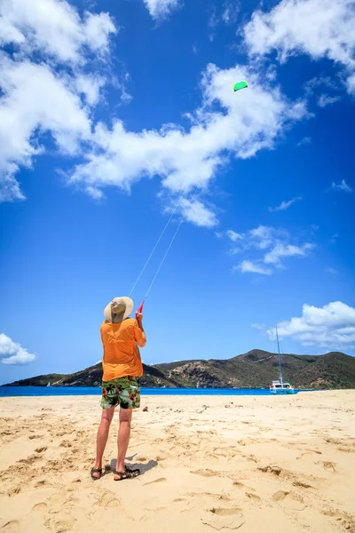 Homem Está Voando Uma Pipa Uma Praia Tropical Caribe — Fotografia de Stock