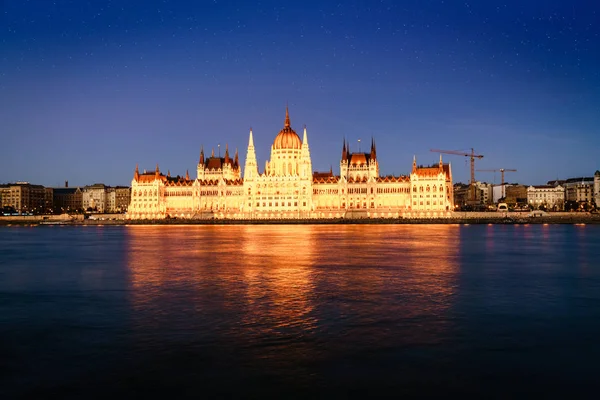 Прекрасний Вид Будинок Парламенту Угорщини Дзеркальне Відображення Річки Дунай Вночі — стокове фото