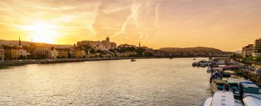 Budapeşte ve Tuna Nehri gün batımında kaleden Buda Buda tarafında görünümünü