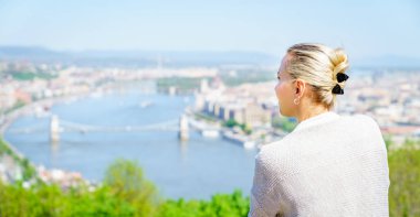 Kadın turist Budapeşte şehir merkezi ve Tuna Nehri görünümünü keyif alıyor