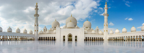 Panoramic view of inner court of Sheikh Zayed Grand Mosque in Abu Dhabi, UAE