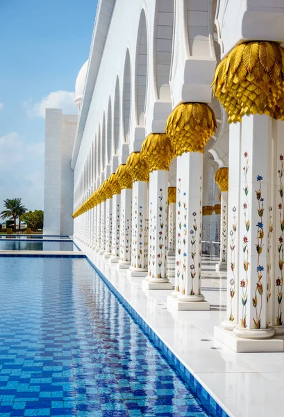Colonnade Reflection Pools Sheikh Zayed Grand Mosque Abu Dhabi Uae — Stock Photo, Image