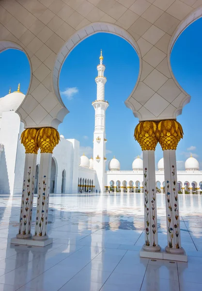 Вид Один Минаретов Большой Мечети Шейха Зайеда Колоннады — стоковое фото