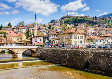 Saraybosna, Bosna Hersek - 9 Nisan 2017: Miljacka Nehri setin güneşli bahar gününde Saraybosna şehir merkezinde.