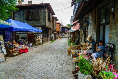 Sozopol, Bulgaristan - 27 Haziran 2017: tatil beldesi Hediyelik eşya dükkanları ile kaplı eski Arnavut kaldırımlı sokak.