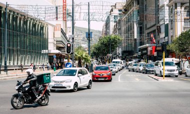 Cape Town, Güney Afrika - 9 Şubat 2018: işlek cadde şehir merkezinde trafik ile.