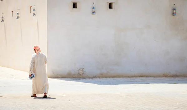 Sharjah Emiratos Árabes Unidos Marzo 2016 Hombre Local Vestido Árabe —  Fotos de Stock