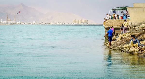阿联酋 富查伊拉 2016年11月25日 当地垂钓渔民从岸边附近的迪巴港口捕鱼 — 图库照片